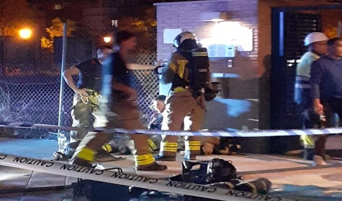 Bomberos interviniendo en la deflagración de Atarfe (112)