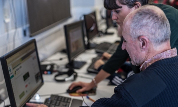 Mayores en un centro Guadalinfo de la provincia de Granada, en imagen de archivo (GUADALINFO)