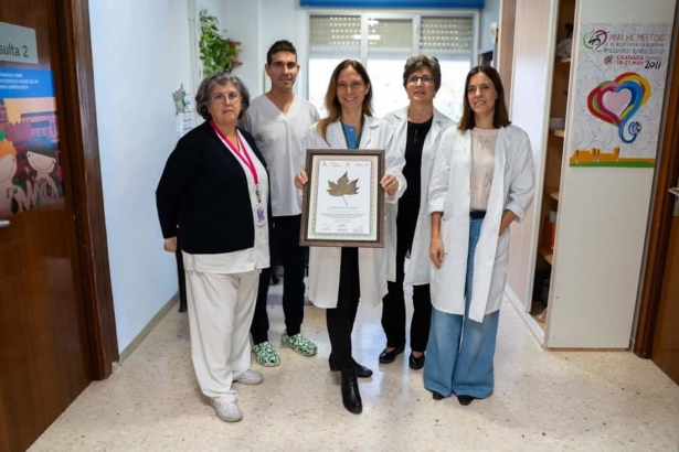 Francesca Perin muestra el premio junto a su equipo (HOSPITAL VIRGEN DE LAS NIEVES)