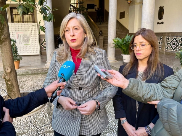 La portavoz de Vox en el Ayuntamiento de Granada, Beatriz Sánchez Agustino, atiende a los medios en presencia de su viceportavoz, Mónica Rodríguez Gallego (VOX)