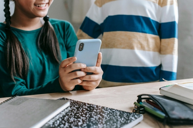 Imagen de recurso de unos adolescentes usando el teléfono móvil (JUNTA DE ANDALUCÍA)