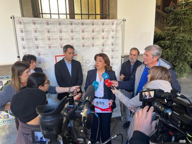 La portavoz del grupo socialista en el Ayuntamiento de Granada, Raquel Ruz, atiende a los medios (PSOE)