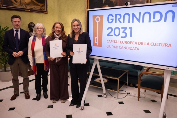 La alcaldesa de Granada, Marifrán Carazo, en la firma de adhesión de la Asociación de Mujeres Gitanas Romi a la candidatura de Granada a Capital Europea de la Cultura 2031 (AYUNTAMIENTO DE GRANADA) La alcaldesa de Granada, Marifrán Carazo, en la firma de adhesión de la Asociación de Mujeres Gitanas Romi a la candidatura de Granada a Capital Europea de la Cultura 2031 (AYUNTAMIENTO DE GRANADA)