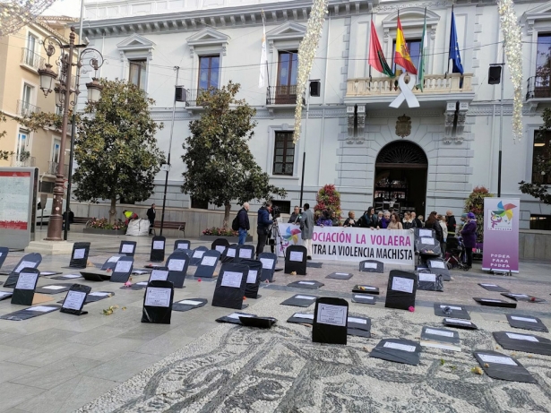 Lápidas simbólicas a las puertas del Ayuntamiento de Granada (EUROPA PRESS) Lápidas simbólicas a las puertas del Ayuntamiento de Granada (EUROPA PRESS)