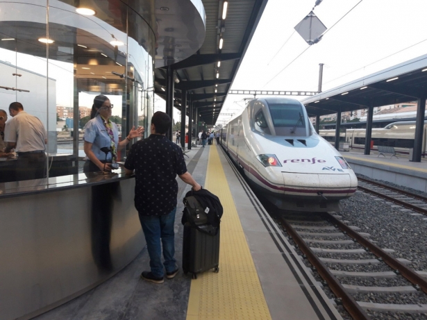 AVE en la estación de trenes de Granada (MINISTERIO DE TRANSPORTES)