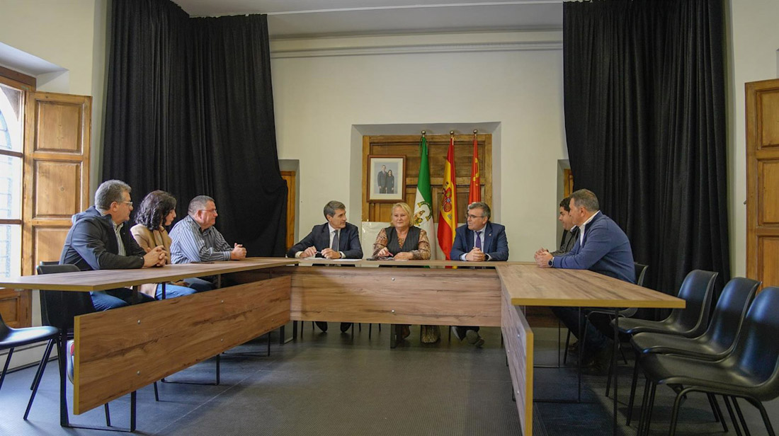 La alcaldesa de Cenes de la Vega, Montserrat Muñoz, flanqueda por el delegado del Gobierno en Andalucía, Pedro Fernández, a su derecha, y el subdelegado del Gobierno en Granada, José Antonio Montilla (DELEGACIÓN DEL GOBIERNO EN ANDALUCÍA)