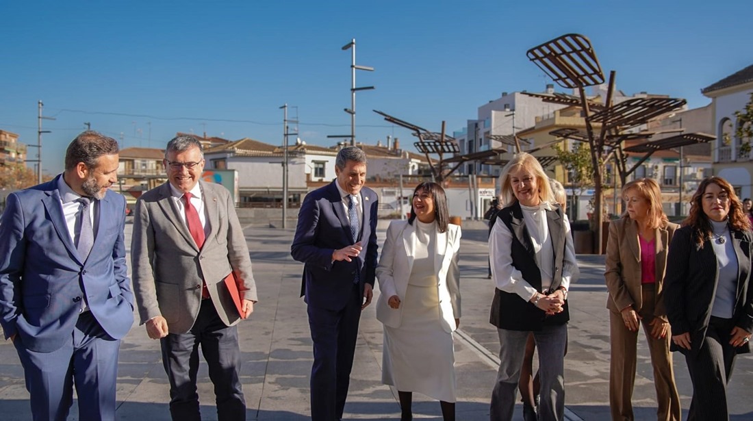 El delegado del Gobierno en Andalucía y secretario general del PSOE en la provincia de Granada, Pedro Fernández, en un encuentro institucional con la alcaldesa de Armilla, Loli Cañavate (DELEGACIÓN DEL GOBIERNO EN ANDALUCÍA)