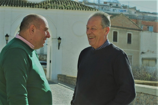 El portavoz de IU en Pinos Puente, Iván Fernández, a la izquierda en la imagen de archivo, con el anterior alcalde del municipio, Francisco José García (IU)