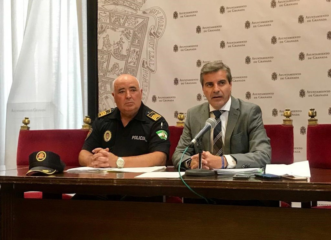 El exjefe de la Policía Local de Granada José Manuel Jiménez Avilés, a la izquierda en la imagen, junto al entonces edil de Protección Ciudadana César Díaz, del PP (AYUNTAMIENTO DE GRANADA)