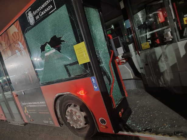 Estado del autobús tras lao disparos (CCOO)