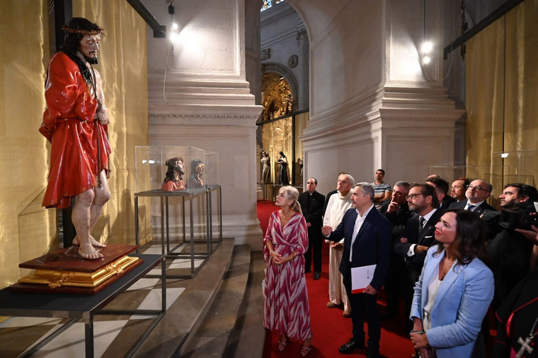 La consejera de Cultura y Deporte, Patricia del Pozo, ante el Señor de la Sentencia de Granada en la exposición `José de Mora. El barroco espiritual` (JUNTA DE ANDALUCÍA)