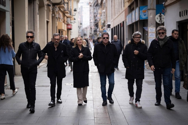 La alcaldesa de Granada, Marifrán Carazo, en la calle Puentezuelas con miembros de 091 y de la industria musical granadina (AYUNTAMIENTO)