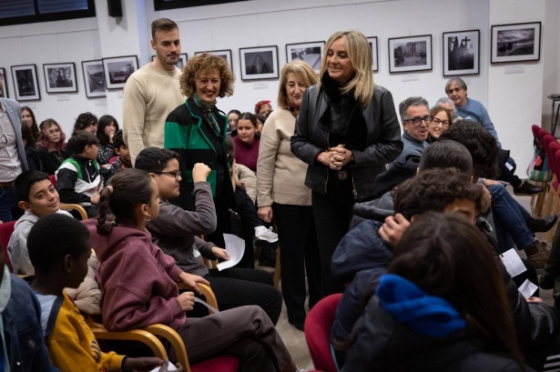 Día de la Lectura en Andalucía con la participación de la alcaldesa de Granada, Marifrán Carazo, en la Biblioteca de la Chana de la capital granadina (AYUNTAMIENTO)