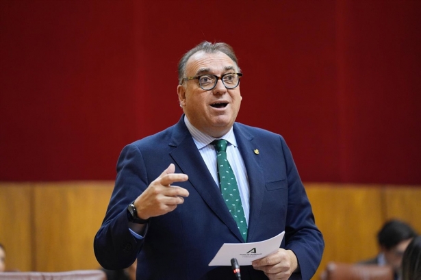 Varias personas rellenan los bombos del Sorteo Extraordinario de la Lotería de Navidad 2025 (EDUARDO PARRA / EUROPA PRESS)