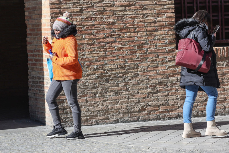 Ciudadanos por las calles de Granada en esta mañana gélida de enero (GP MEDIA)