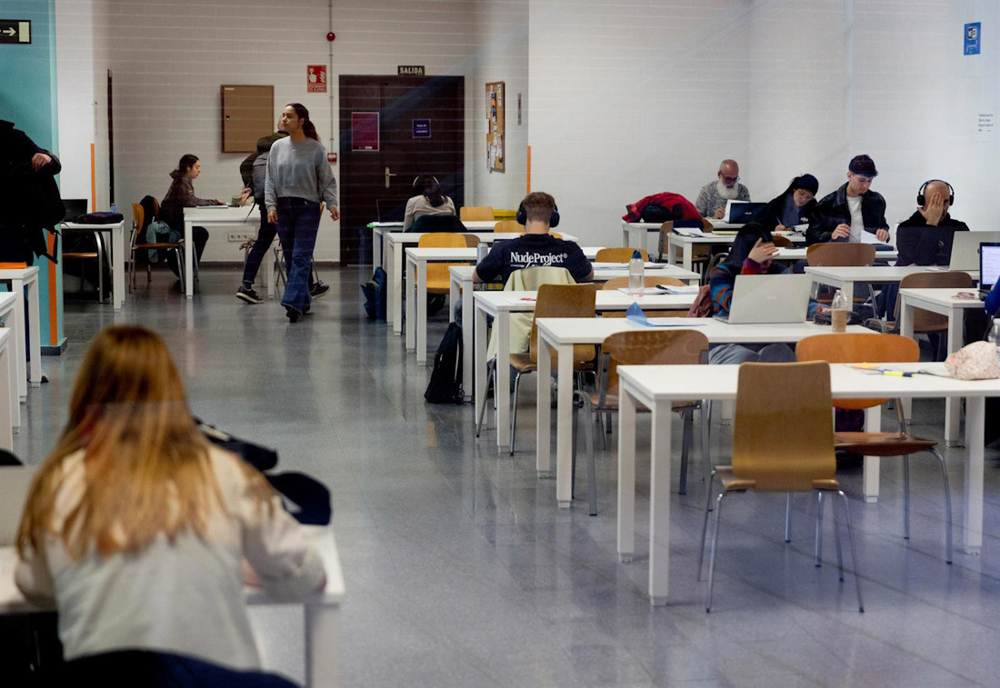 Sala de lectura de una biblioteca pública. Archivo (EDUARDO PARRA - EUROPA PRESS)