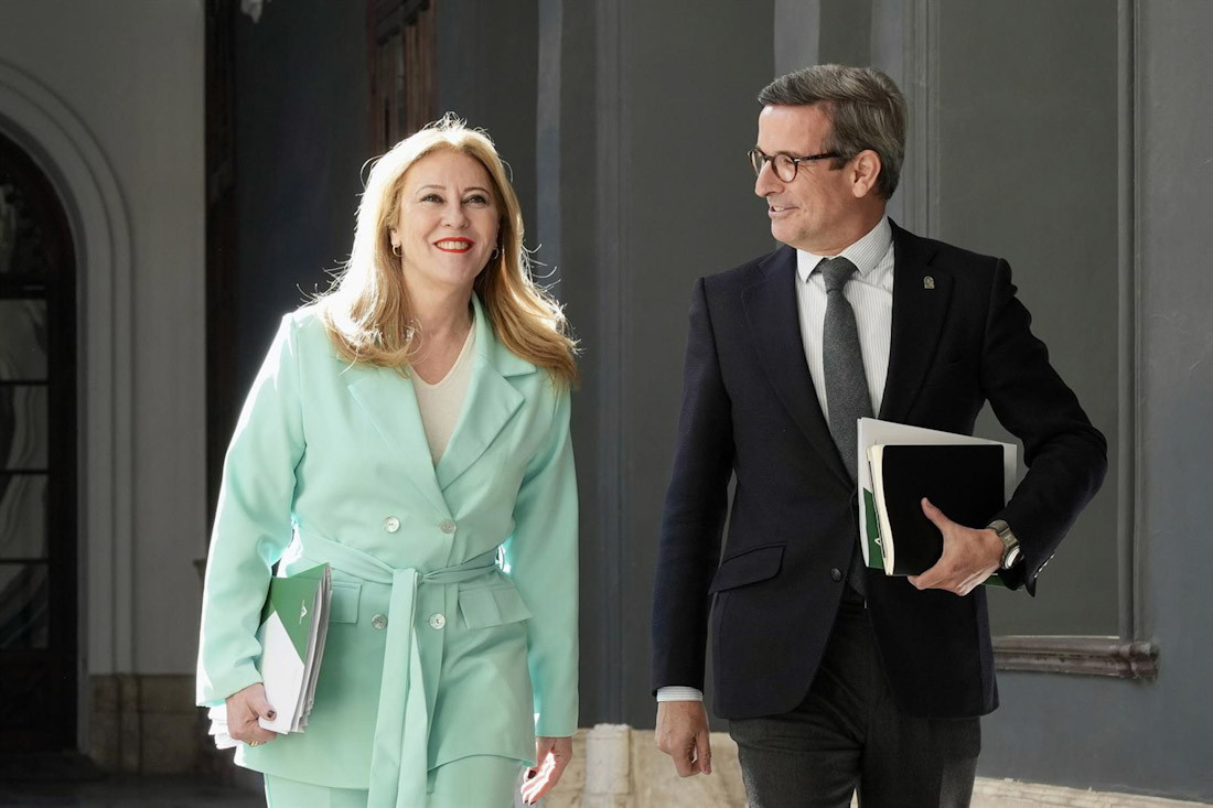 La consejera de Economía, Hacienda y Fondos Europeos de la Junta de Andalucía y portavoz del Gobierno, Carolina España y el consejero de Industria, Energía y Minas, Jorge Paradela (EDUARDO BRIONES - EUROPA PRESS)