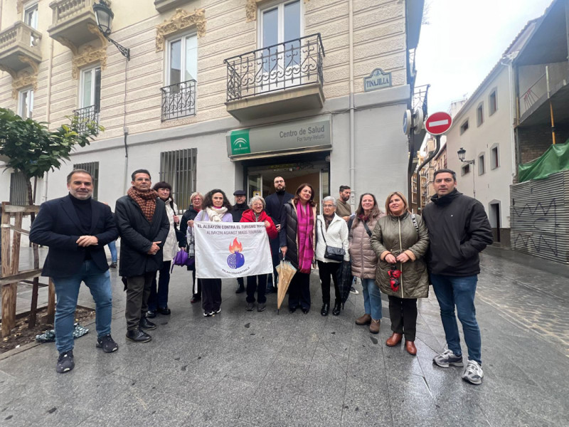 Concentración en las puertas del Centro de Salud (PSOE)