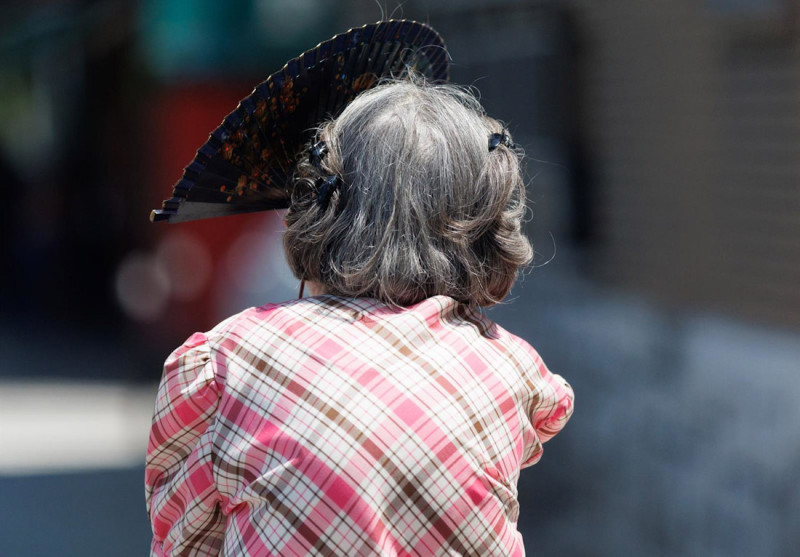 Una mujer mayor se protege del sol con un abanico, a 24 de julio de 2023, en Madrid (EDUARDO PARRA - EUROPA PRESS) Una mujer mayor se protege del sol con un abanico, a 24 de julio de 2023, en Madrid (EDUARDO PARRA - EUROPA PRESS)