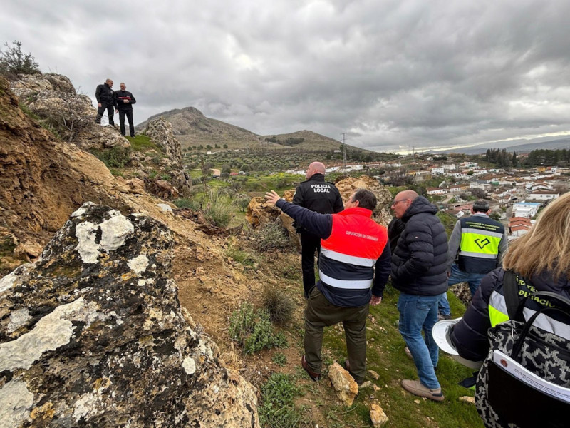 El diputado de Emergencias de Granada, Eduardo Martos, junto a técnicos de la Diputación, visita la zona de Pinos Puente en la que se han producido desprendimientos (DIPUTACIÓN DE GRANADA) El diputado de Emergencias de Granada, Eduardo Martos, junto a técnicos de la Diputación, visita la zona de Pinos Puente en la que se han producido desprendimientos (DIPUTACIÓN DE GRANADA)