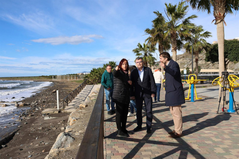 El subdelegado del Gobierno en Granada, José Antonio Montilla, acompañado por la alcaldesa de Albuñol, María José Sánchez, visita los daños de las playas por el temporal (SUBDELEGACIÓN DEL GOBIERNO EN GRANADA)
