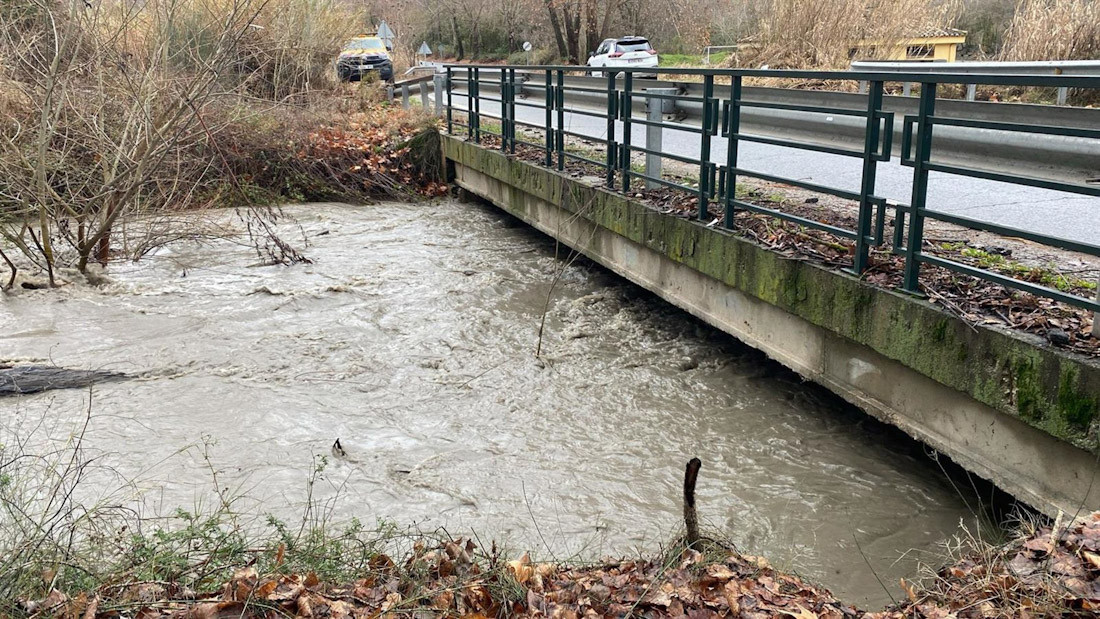 El río Aguas Blancas aumenta su caudal tras las lluvias y el desembalse de la presa de Quéntar (JUNTA DE ANDALUCÍA)
