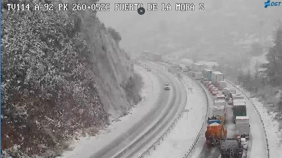 Imagen de archivo del puerto de la Mora, en Granada, con nieve (DGT)