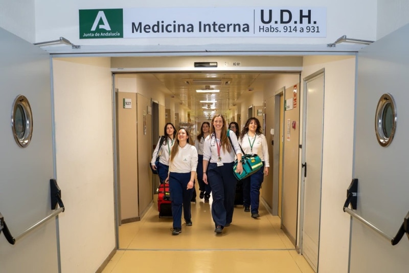 Miembros del equipo de atención a domicilio del Hospital Universitario Virgen de las Nieves de Granada (JUNTA DE ANDALUCÍA) Miembros del equipo de atención a domicilio del Hospital Universitario Virgen de las Nieves de Granada (JUNTA DE ANDALUCÍA)