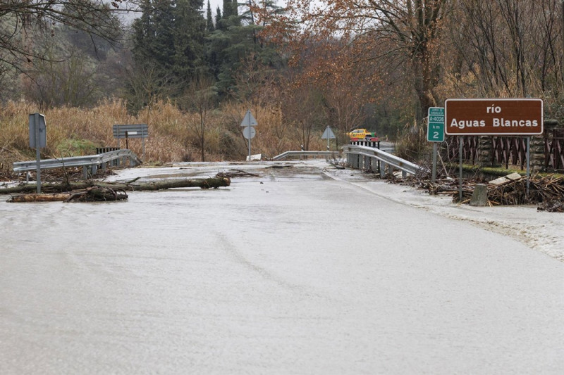 Imagen de carretera cortada al inundarse por el desbordamiento del río Aguas Blancas tras el paso de la borrasca Leonardo (ÁLEX CÁMARA / EUROPA PRESS) Imagen de carretera cortada al inundarse por el desbordamiento del río Aguas Blancas tras el paso de la borrasca Leonardo (ÁLEX CÁMARA / EUROPA PRESS)
