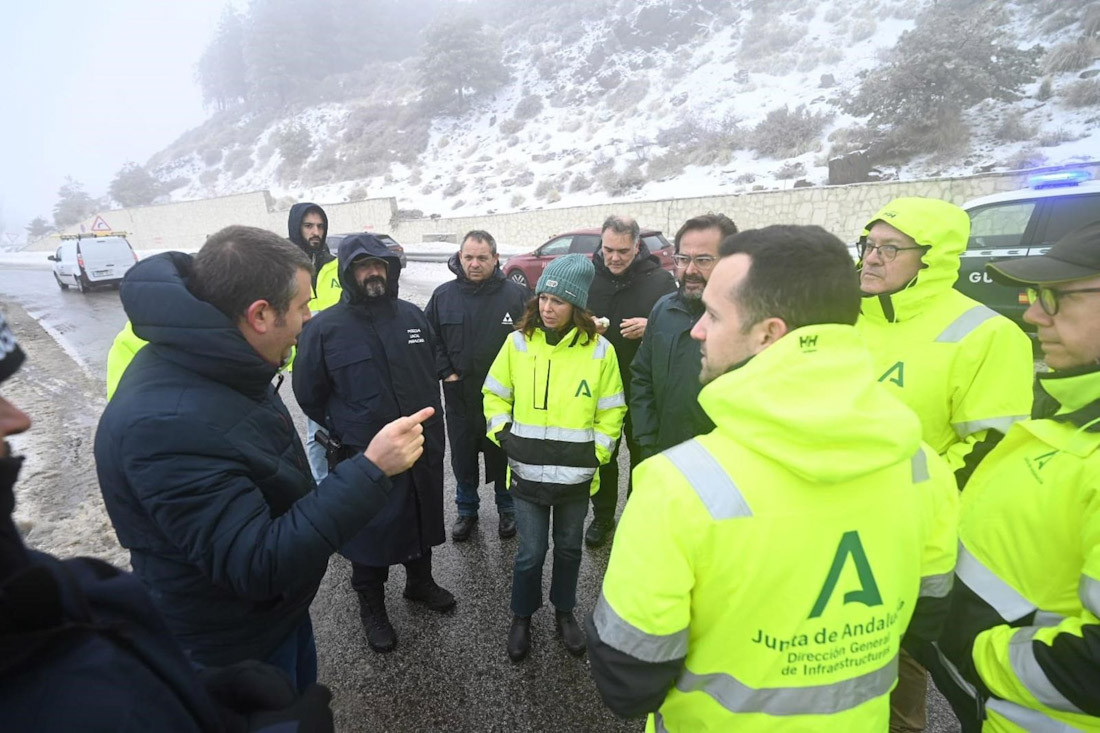 La consejera de Fomento, Rocío Díaz, en una imagen de 13 de febrero en su visita a los daños en la carretera de acceso a Pradollano (JUNTA DE ANDALUCÍA)