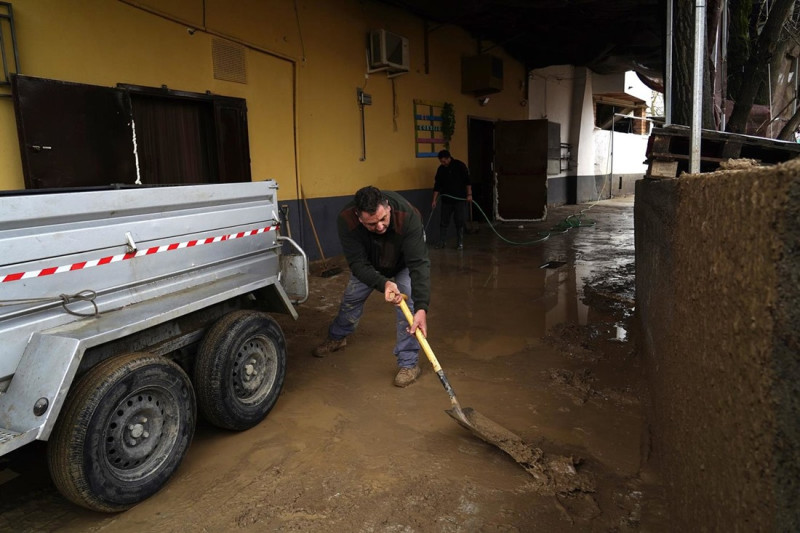 Un hombre limpia barro en Benalúa de las Villas. Archivo (GOGO LOBATO EUROPA PRESS)