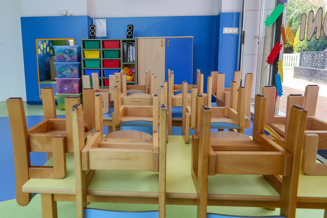 Mesas y sillas recogidas en un aula. Archivo (IVÁN TERRÓN - EUROPA PRESS)