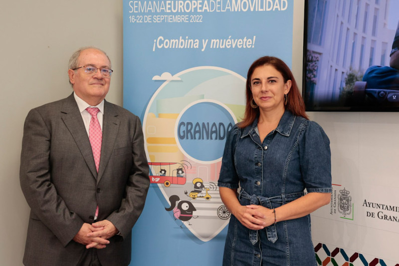El delegado de Fomento de la Junta en la provincia, Antonio Ayllón, en imagen de archivo junto a la hoy portavoz socialista en el Ayuntamiento de Granada, Raquel Ruz (AYUNTAMIENTO)