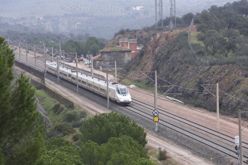 Imagen de un tren AVE a su paso por el tramo de vía, completamente restaurado, donde ocurrió el trágico accidente del pasado 18 de enero en Adamuz (PEDRO FUNES /EUROPA PRESS)