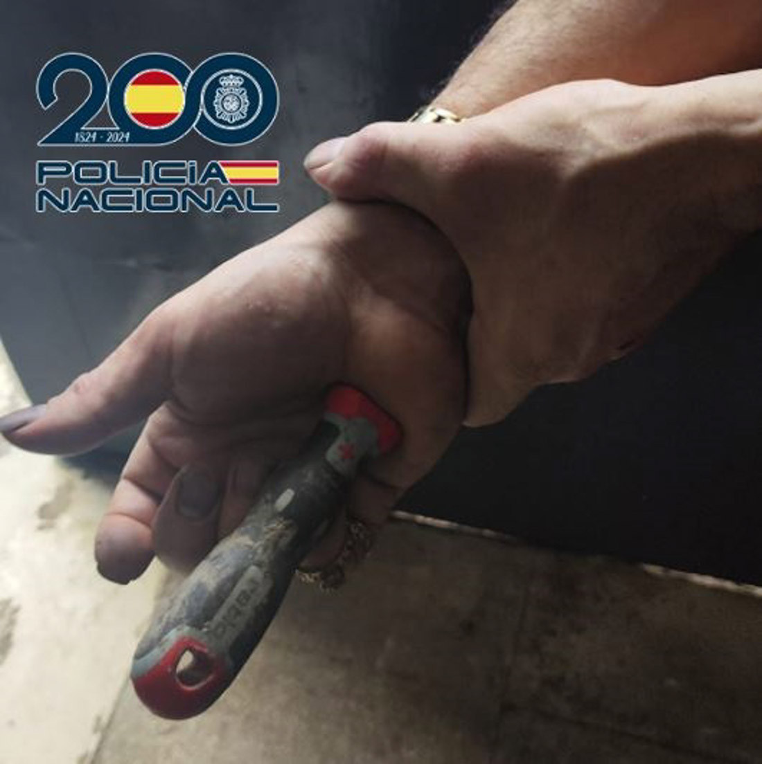 Destornillador incrustado en la mano de uno de los detenidos (POLICÍA NACIONAL)
