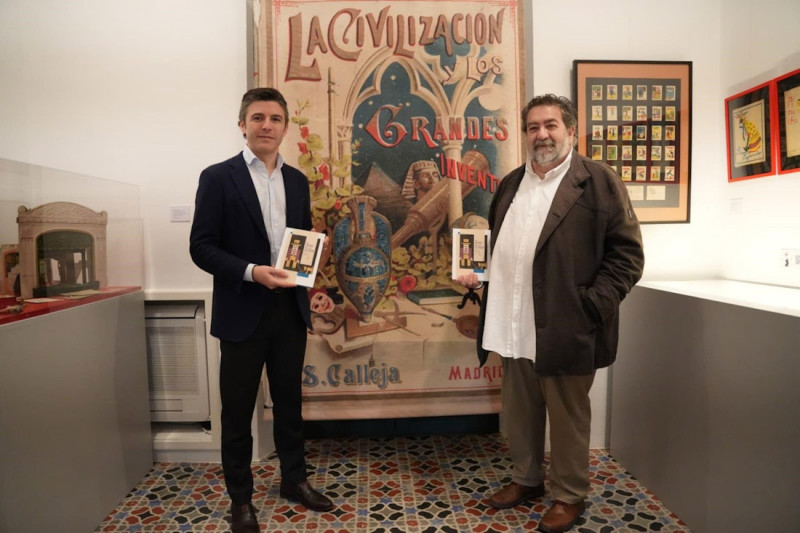 El concejal de Cultura de Granada, Jorge Saavedra, y el comisario de 'La edad de la ilusión', José Vallejo
El concejal de Cultura de Granada, Jorge Saavedra, y el comisario de 'La edad de la ilusión', José Vallejo