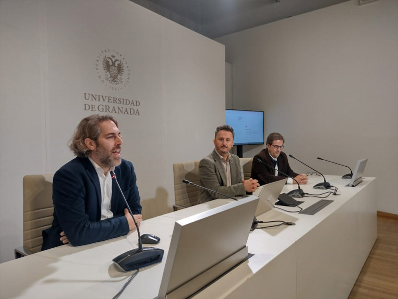 El vicerrector para los Campus de Ceuta y Melilla, Planificación Estratégica y Comunicación, Salvador del Barrio, en el centro en la imagen de la presentación de 'UGR en Rankings', junto con el director de Secretariado de Planificación, Luis Doña (UGR)