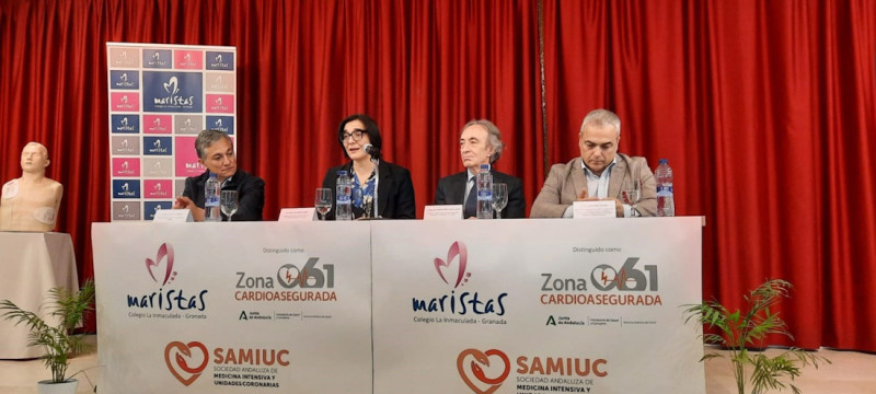 Los delegados territoriales de Desarrollo Educativo y de Sanidad de la Junta en Granada, María José Martín y Indalecio Sánchez-Montesinos, en el centro en la imagen en el colegio Maristas