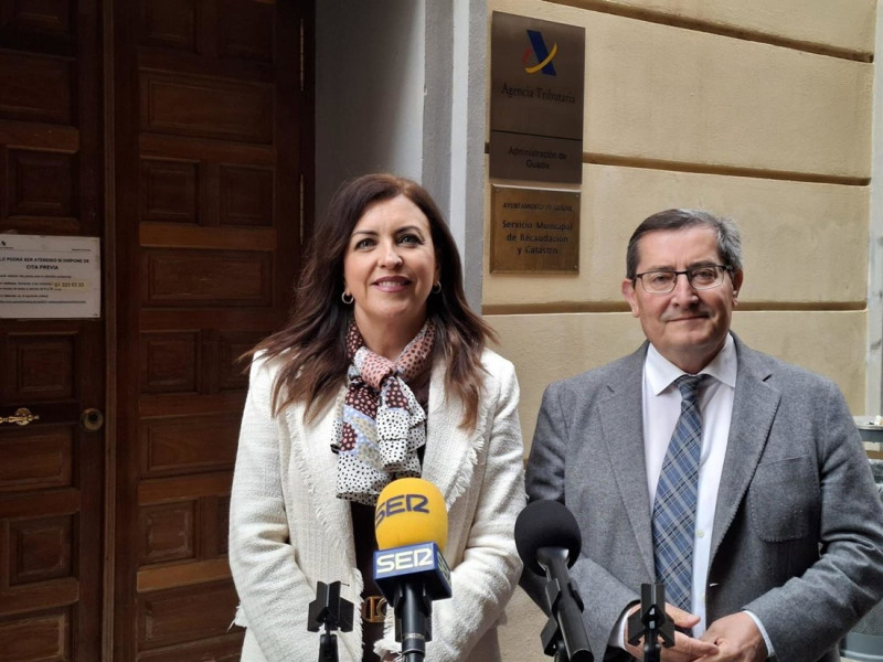 El senador del PSOE Pepe Entrena junto a la portavoz socialista en el Ayuntamiento de Guadix, Belén Porcel (PSOE)