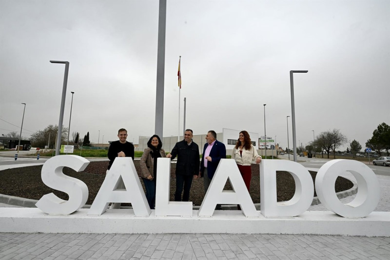 Visita del presidente de la Diputación de Granada, Francis Rodríguez, en el centro en la imagen junto al alcalde de Santa Fe, Juan Cobo