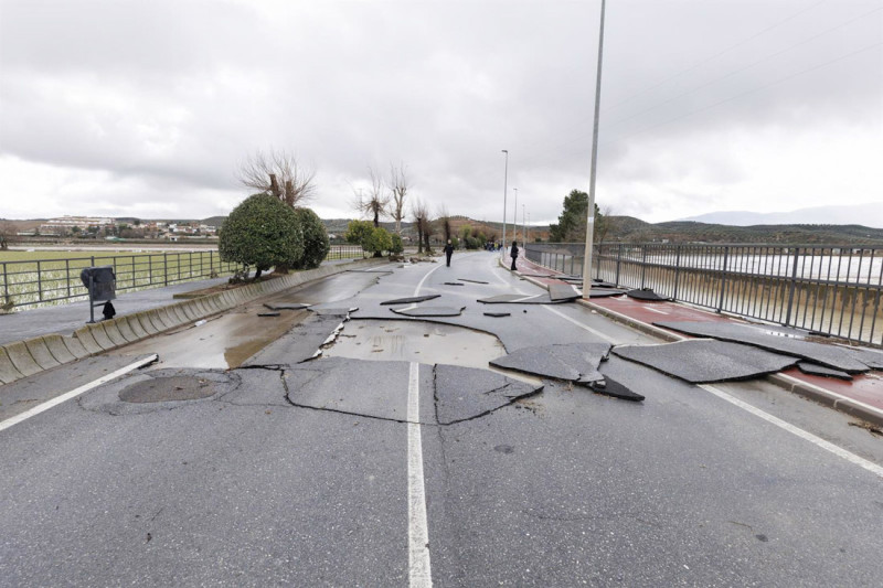 Imagen de archivo de los graves desperfectos que el temporal ha ocasionado a la carretera de acceso a Huétor Tajar (ÁLEX CÁMARA - EUROPA PRESS)