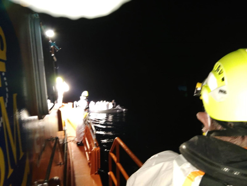 Rescate de 17 migrantes por la Salvamar Gienah en aguas de Alborán (PERFIL DE SALVAMENTO MARÍTIMO EN LA RED SOCIAL X)