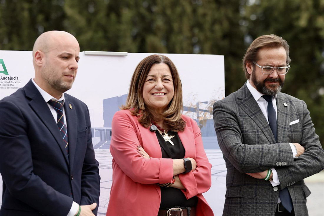 La consejera María del Carmen Castillo ha presentado este viernes el proyecto de esta actuación que permitirá crear 240 nuevos puestos escolares de ESO y Bachillerato y retirar cuatro aulas prefabricadas del centro escolar (ESTHER LOBATO / EUROPA PRESS)