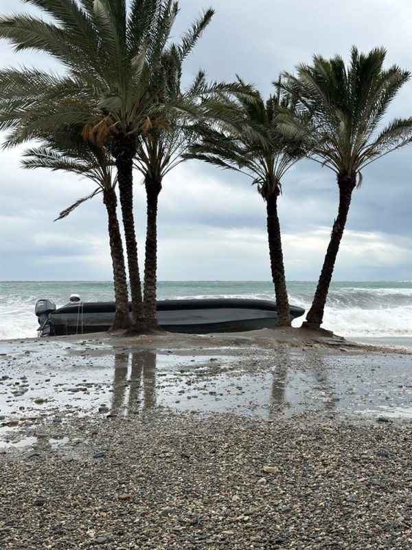 Narcolancha varada en Almuñécar (Granada) por el temporal (AYUNTAMIENTO DE ALMUÑÉCAR)