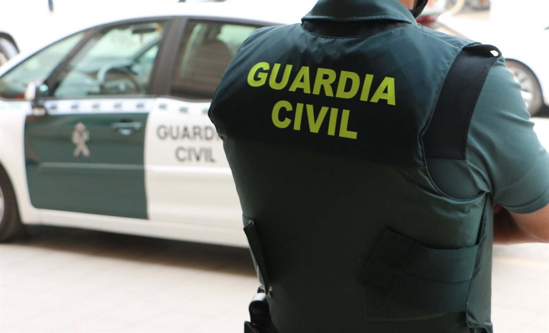 Agente de la Guardia Civil junto an vehículo del instituto armado (GUARDIA CIVIL)