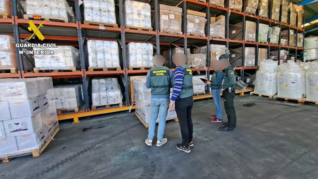 La Guardia Civil de Granada ha desarticulado una organización criminal dedicada a la comercialización ilegal de productos fitosanitarios de uso profesional a través de internet (GUARDIA CIVIL)