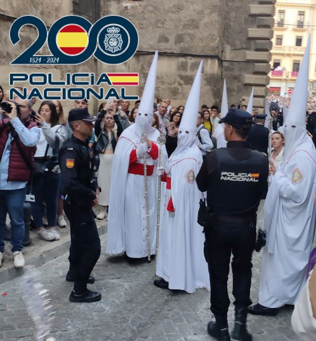 Agentes junto a una procesión (POLICÍA NACIONAL)