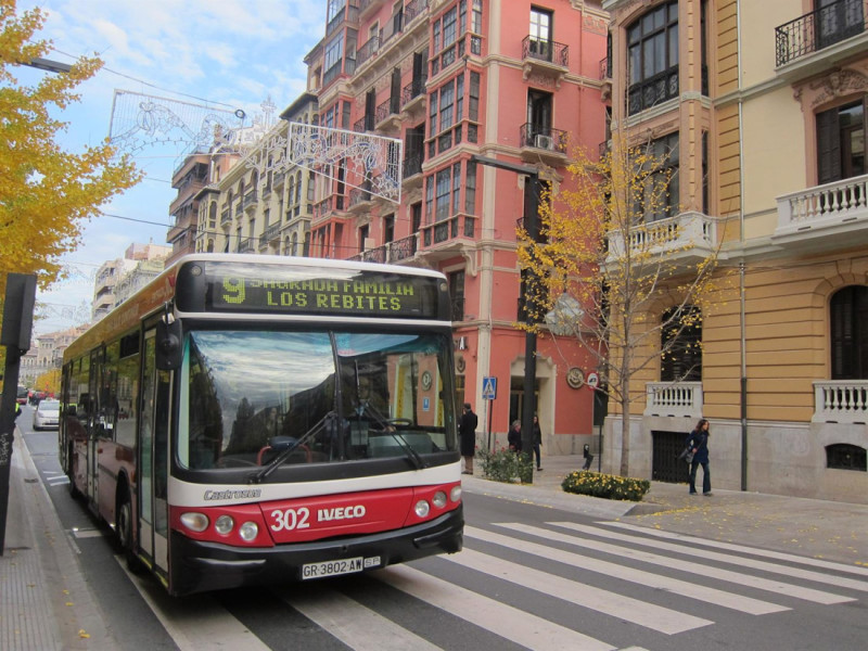 Imagen de archivo de un autobús de Transportes Rober pasando por la Gran Vía de Granada (EUROPA PRESS/ARCHIVO) Imagen de archivo de un autobús de Transportes Rober pasando por la Gran Vía de Granada (EUROPA PRESS/ARCHIVO)