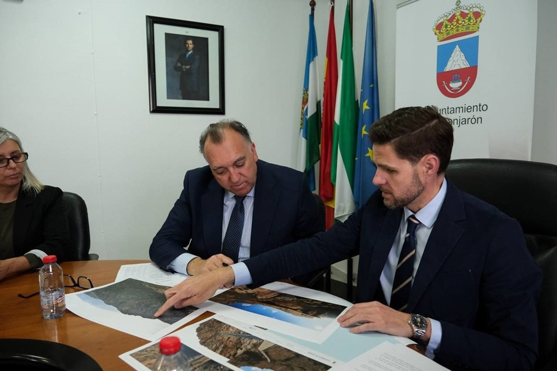 El consejero de Turismo y Andalucía Exterior, Arturo Bernal, y el alcalde de Lanjarón, Eric Escobedo. (JUNTA DE ANDALUCÍA)