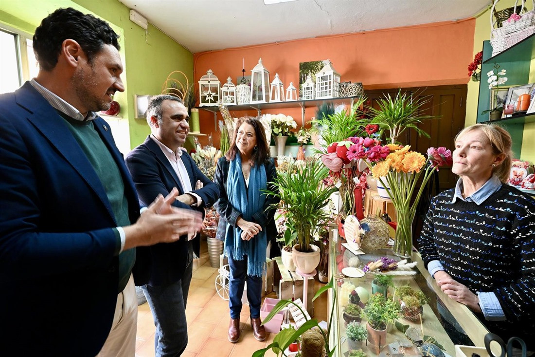 El presidente de la Diputación, Francis Rodríguez, ha mantenido un encuentro mantenido con mujeres beneficiarias del municipio de Caniles (DIPGRA)